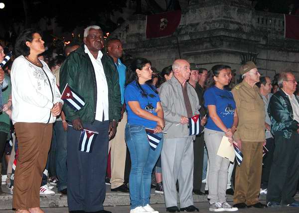 El acto fue encabezado por el Primer Vicepresidente de los Consejos de Estado y de Ministros, Jos� Ram�n Machado Ventura; el vicepresidente del Consejo de Estado, Esteban Lazo Hern�ndez; el Presidente del Parlamento cubano, Ricardo Alarc�n de Quesada; el miembro del Secretariado del Partido Comunista, Jos� Ram�n Balaguer Cabrera; y el General de Cuerpo de Ej�rcito, Abelardo Colom� Ibarra. 27 de enero de 2013. Marcha de las Antorchas. Foto: Abel Rojas.